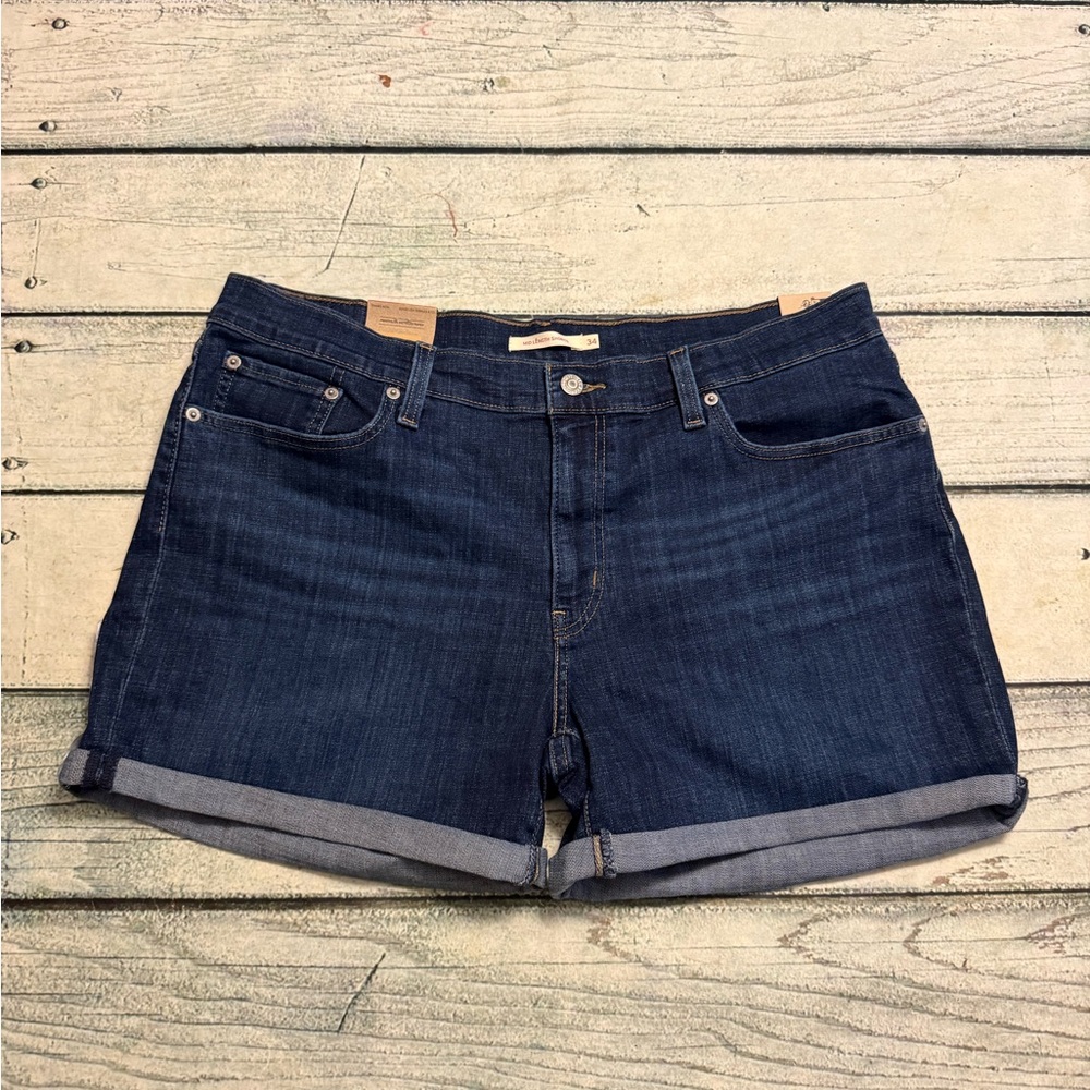 NWT Levi’s mid length denim jean shorts. 34